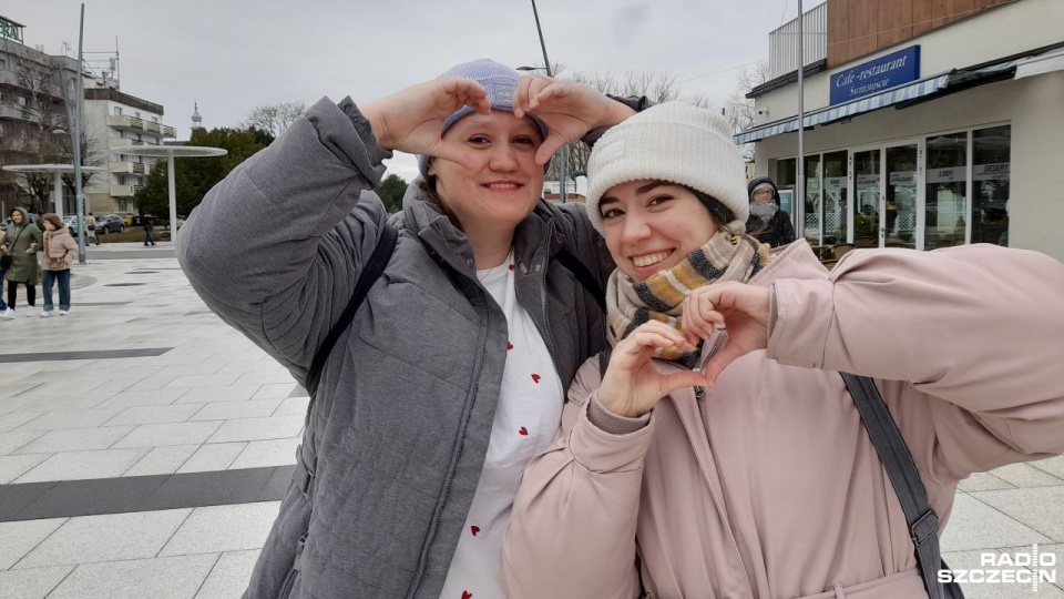 Zakochanych par, przyjaciół, czy po prostu tych, którzy kochają morze, w całym mieście nie brakuje. Fot. Joanna Maraszek [Radio Szczecin]