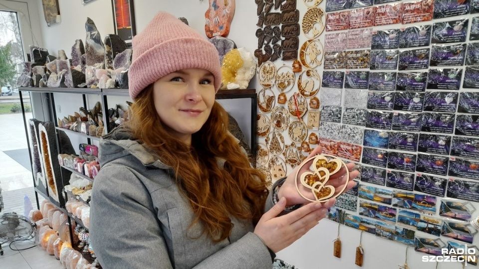 Zakochanych par, przyjaciół, czy po prostu tych, którzy kochają morze, w całym mieście nie brakuje. Fot. Joanna Maraszek [Radio Szczecin]