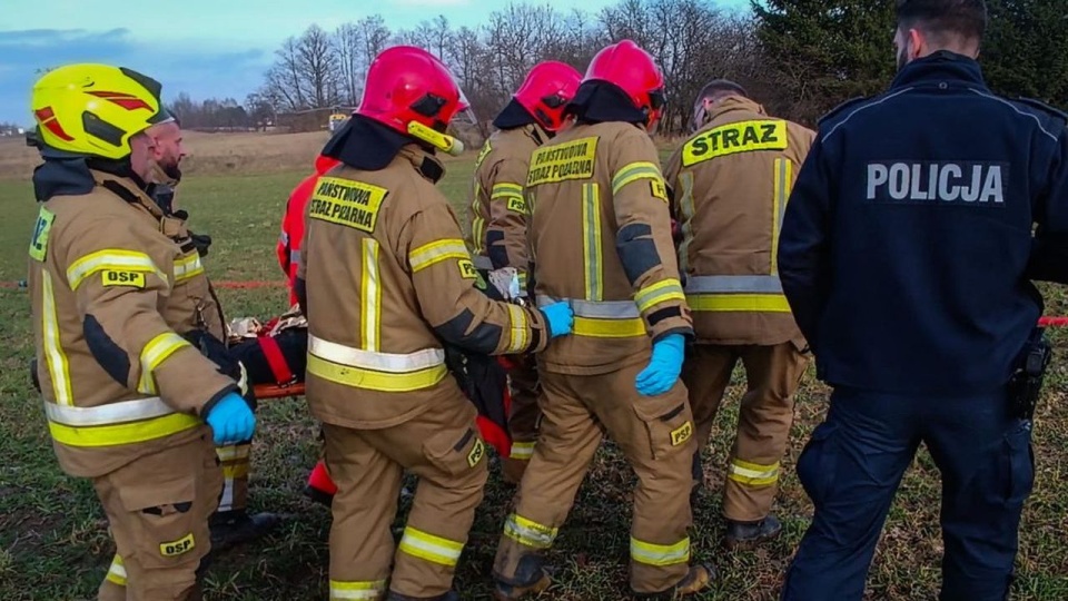 W działaniach biorą udział strażacy Państwowej Straży Pożarnej z Olsztyna oraz strażacy ochotnicy z Barczewa. Na miejscu jest też policja. Fot. PSP Kamil Kulas