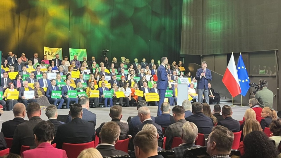 Marszałek Sejmu mówił o tym podczas konwencji samorządowej Trzeciej Drogi w Kielcach. Ocenił, że współpraca z PSL-em Władysława Kosiniaka-Kamysza okazała się sukcesem. źródło: https://twitter.com/PL_2050