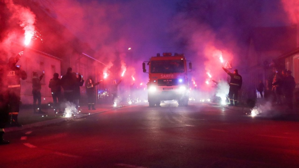 Ochotnicy urządzili efektowne powitanie sprzętu, a zaprzyjaźnione OSP zapewniły mu eskortę w drodze do nowego miejsca. https://www.facebook.com/osprozansko