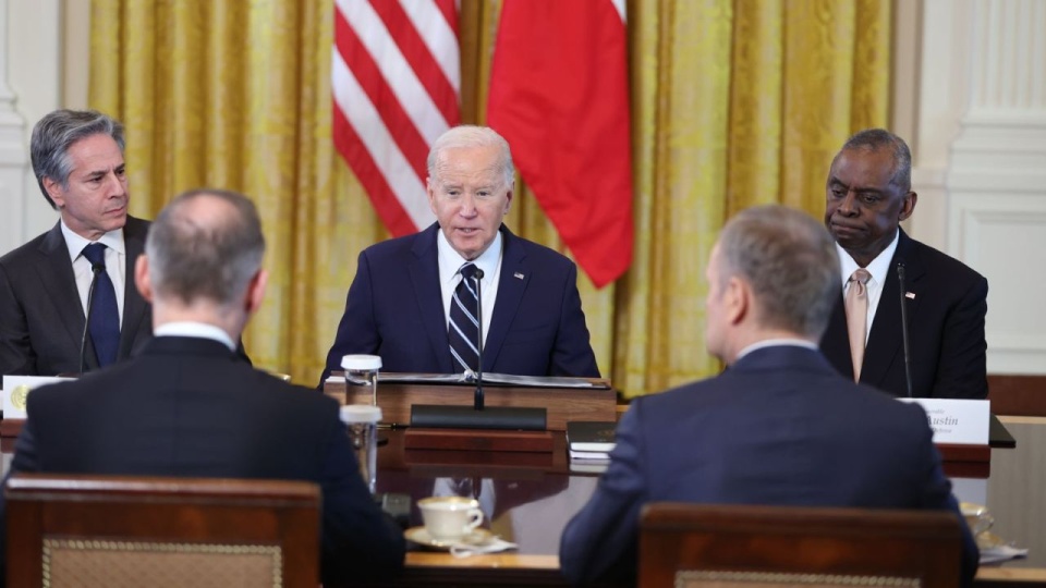 - Zawsze mówimy, że atak na jednego jest atakiem na wszystkich - podkreślił amerykański przywódca podczas spotkania z prezydentem Andrzejem Dudą i premierem Donaldem Tuskiem w Białym Domu. źródło: https://twitter.com/PremierRP