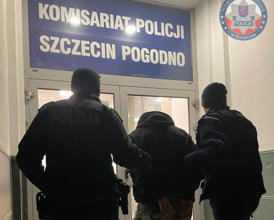 źródło: https://szczecin.policja.gov.pl/szm/dzialania-policji/aktualnosci/61608,Grupa-mlodych-osob-zaatakowala-swojego-znajomego-zatrzymali-ich-dzielnicowi-z-Po.html