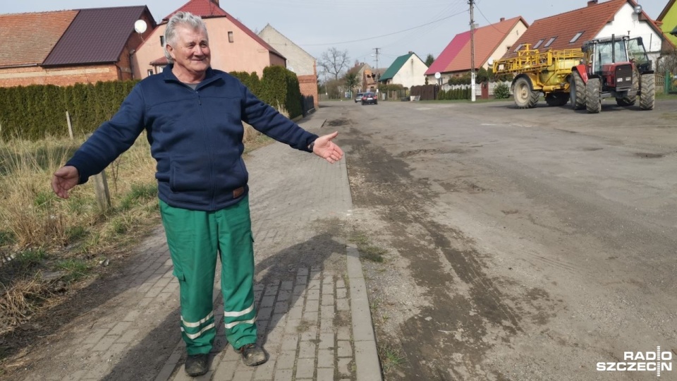 Zamieszkały w Trzebiatowie Roman Kłoda przypomina, że nie było tu remontu drogi od ponad dwóch dekad. Fot. Marek Synowiecki [Radio Szczecin]
