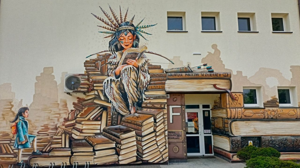 źródło: https://zlocieniec.pl/aktualnosci/mural-tanczacy-z-farbami.html