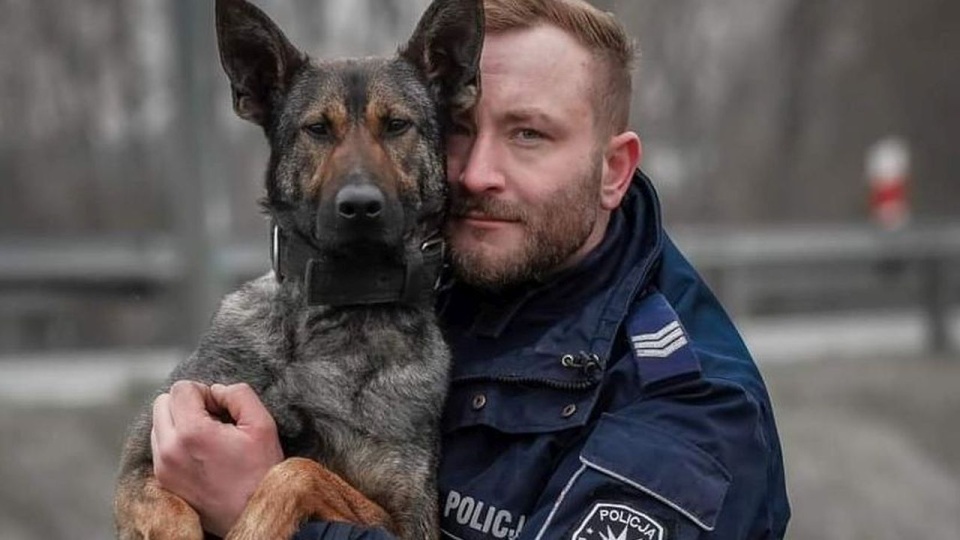 Sierż. sztb. Dariusz Bartoszek wraz z Salmą podczas szkolenia w Sułkowicach. Fot. Komenda Miejska Policji w Koszalinie