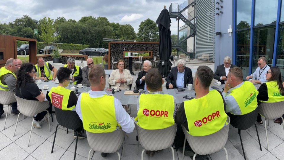 Jarosław Kaczyński, którzy poleciał do Brukseli, by spotkać się z protestującymi rolnikami. źródło: https://x.com/pisorgpl