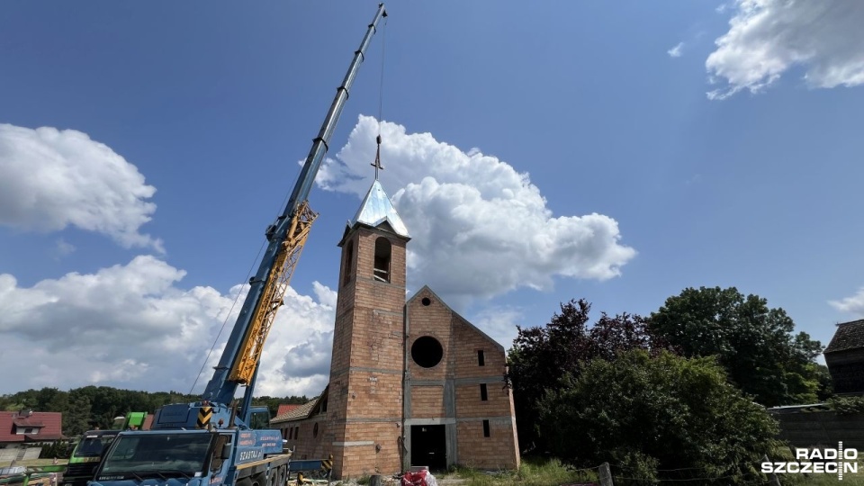 Efektowna operacja na budowie kościoła