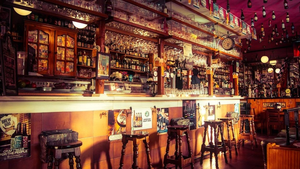 Można się też pocieszać, że w Anglii i Walii nadal jeszcze trochę pubów zostało. Jest ich prawie 40 tysięcy. źródło: https://pixabay.com/pl/2209813/CC0 - domena publiczna