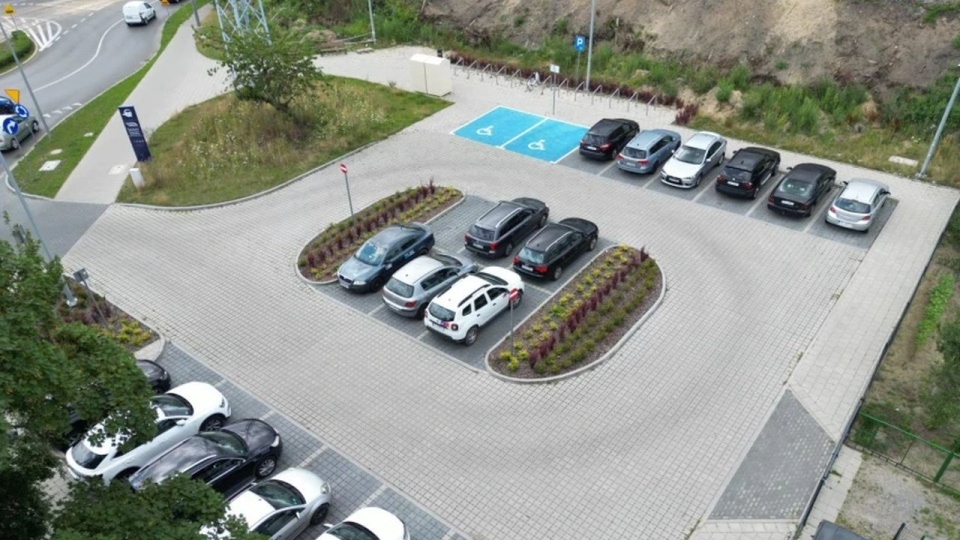 Oprócz miejsc parkingowych powstał nowy chodnik, jezdnia manewrowa i zjazd z ulicy Sikorskiego. źródło: https://wiadomosci.szczecin.eu