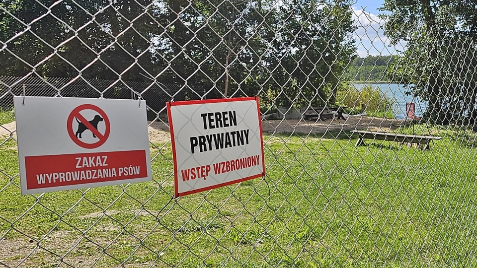 Mieszkańcy wsi Narost uważają, że miejscowa plaża jest tylko dla nich