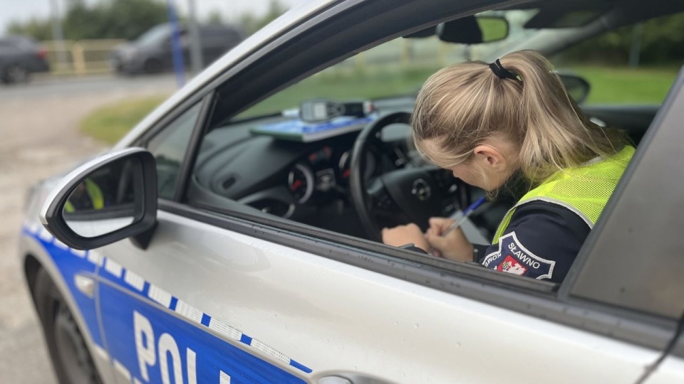 W ciągu kilkunastu minut na tej samej ulicy w Sławnie w ręce policji wpadło dwóch kierowców. źródło: https://slawno.policja.gov.pl/zsl/aktualnosci/aktualnosci/65629,Na-widok-policjantow-przesiadl-sie-z-pasazerem-Mial-zakaz-prowadzenia-pojazdow-k.html