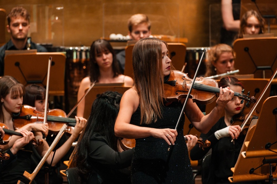 Monika Sawczuk – skrzypaczka solistką 12. edycji International Lutosławski Youth Orchestra pod dyrekcją Przemysława Neumanna. Fot. Piotr Makowski