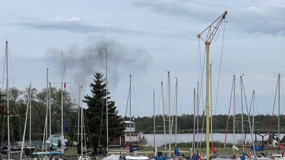 Widok na kłęby dymu z Mariny Gocław. Fot. Jakub Tomala [Radio Szczecin]