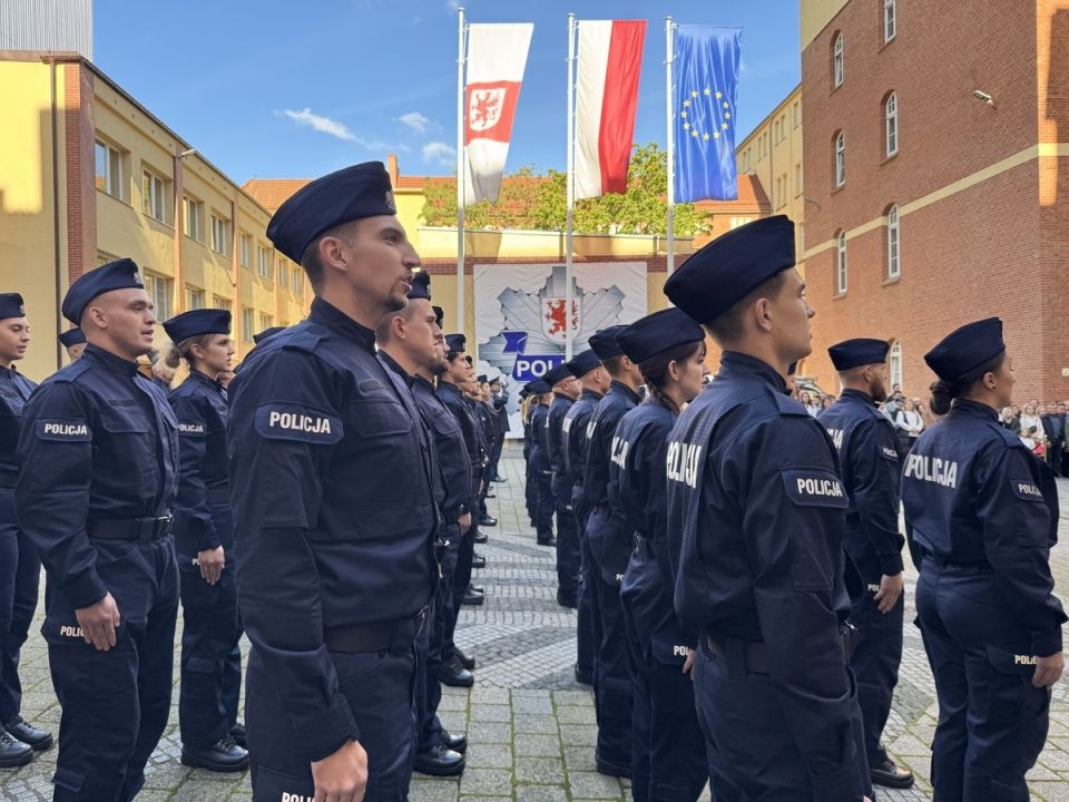 Policjanci złożyli ślubowanie. Nabór wciąż trwa [ZDJĘCIA]