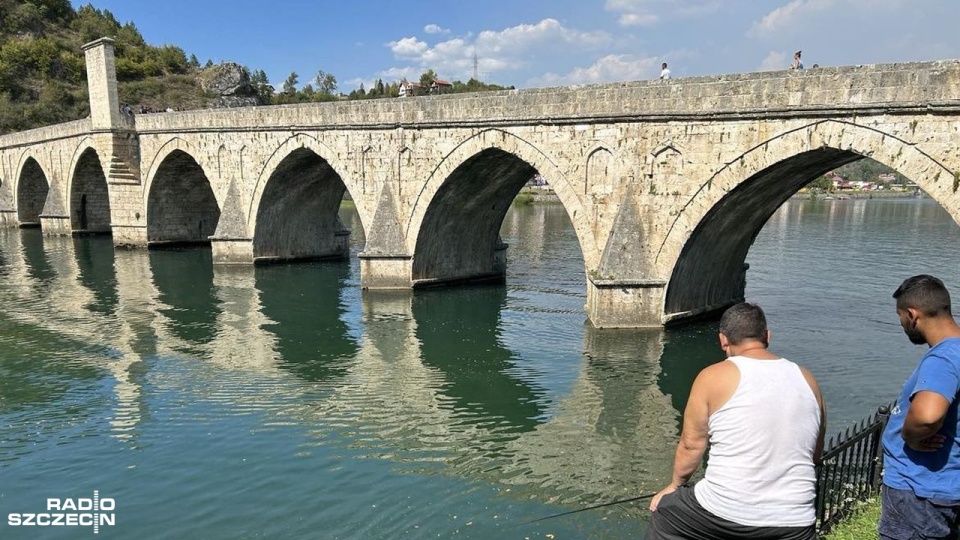 Bośnia i Hercegowina. Most na Drinie. Podczas jednej z poprzednich powodzi z wody wystawał jedynie fragment pomnika na środku budowli. Fot. Jacek Rujna [Radio Szczecin]