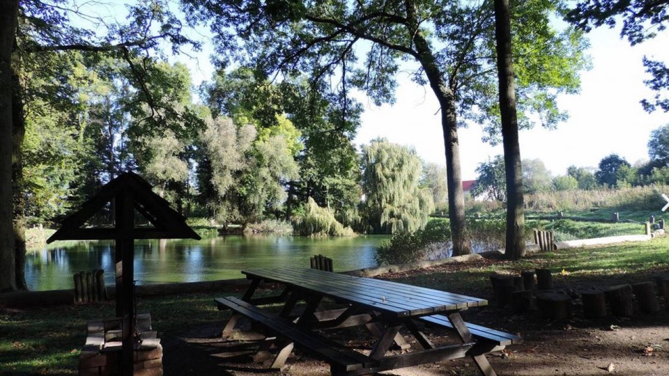 Rusza rewitalizacja zabytkowego parku w Ostoi. źródło: https://rowery.wzp.pl/625-pomorze-zachodnie-park-dworski