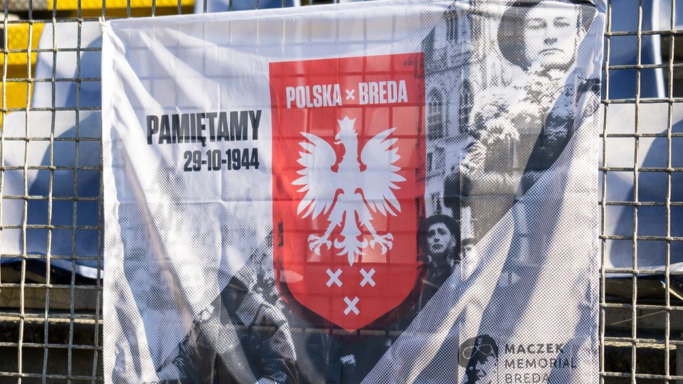 Kibice NAC Breda przygotowali kilka niespodzianek na dzisiejszy mecz. Największy baner w historii NAC, którego treść poznamy podczas gry, oraz Polskie Flagi Wyzwolenia, zaprojektowane specjalnie na 80. rocznicę. źródło: https://x.com/NACnl