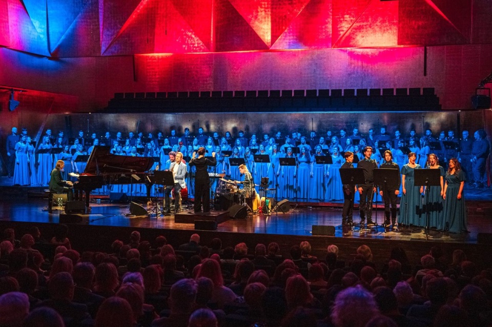 Zespół Leszka Możdżera i Chór Politechniki Morskiej w Szczecinie pod dyrekcją Sylwii Fabiańczyk-Makuch w Filharmonii im. Mieczysława Karłowicza w Szczecinie. Fot. Hubert Grygielewicz