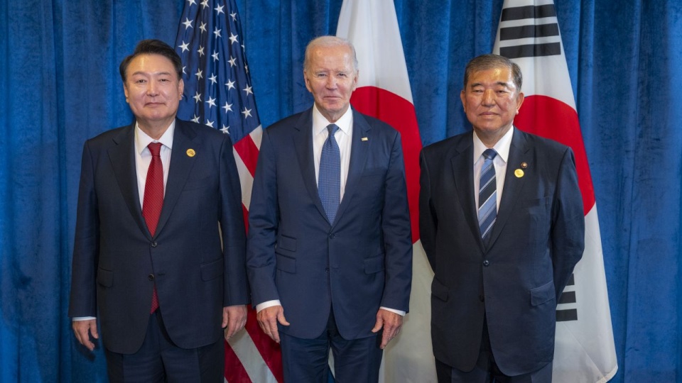 Prezydenci Korei Południowej i USA Yoon Suk Yeol i Joe Biden oraz premier Japonii Shigeru Ishiba chcą, aby ich kraje zwarły szeregi w obliczu wyzwań. źródło: https://x.com/POTUS