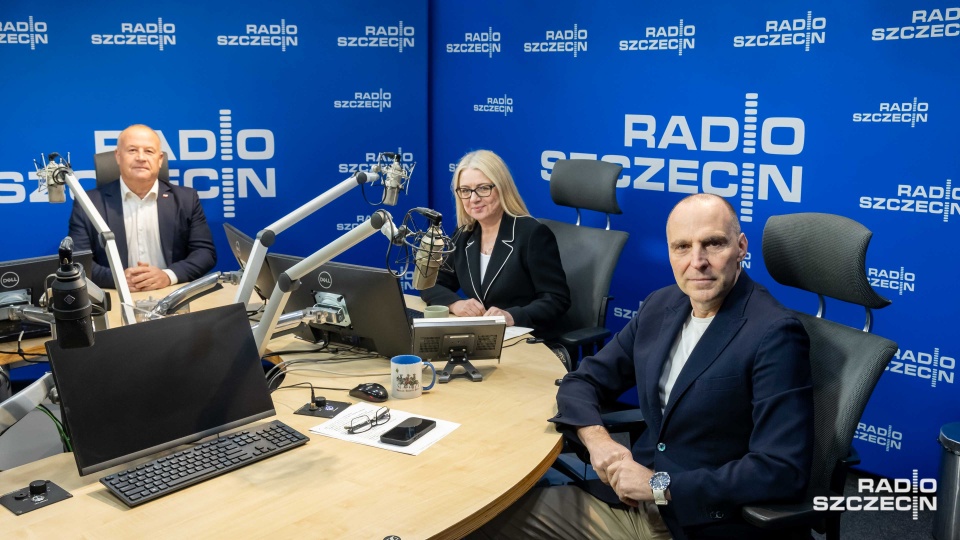 Kawiarenka polityczna RS. Od lewej: Artur Szałabawka - poseł PiS, red. Jolanta Kowalewska, Adam Rudawski - wojewoda zachodniopomorski. Fot. Robert Stachnik [Radio Szczecin]