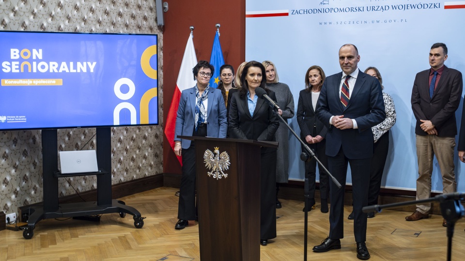 Minister do spraw Polityki Senioralnej Marzena Okła-Drewnowicz i wojewoda zachodniopomorski Adam Rudawski. Fot. Wojciech Ochrymiuk [Radio Szczecin]