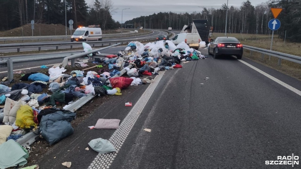 Utrudnienia na S6. Ładunek na drodze