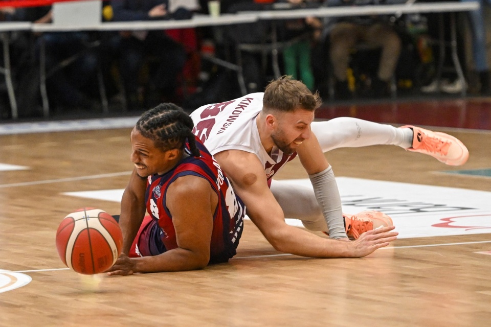 Koszykarz PGE Spójni Stargard Paweł Kikowski (P) i James Woodard (L) z Kinga Szczecin. PAP/Marcin Bielecki