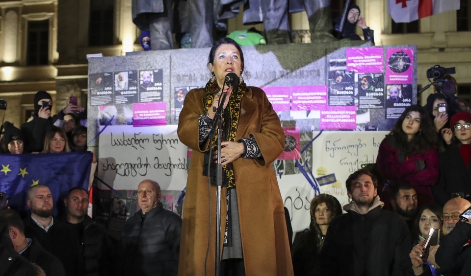 Prezydentka Gruzji Salome Zurabiszwili przemawia podczas niedzielnego protestu w Tbilisi. PAP/EPA/EPA/DAVID MDZINARISHVILI