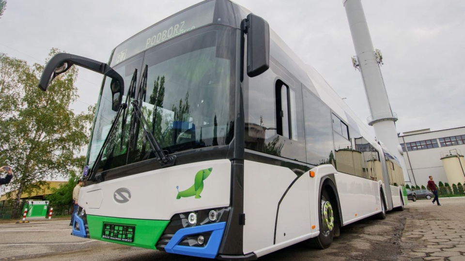 Zakup autobusów jest możliwy dzięki dofinansowaniu, jakie Gmina Szczecin otrzymała z Krajowego Planu Odbudowy. źródło: Szczecińskie Przedsiębiorstwo Autobusowe KLONOWICA Sp. z o.o.