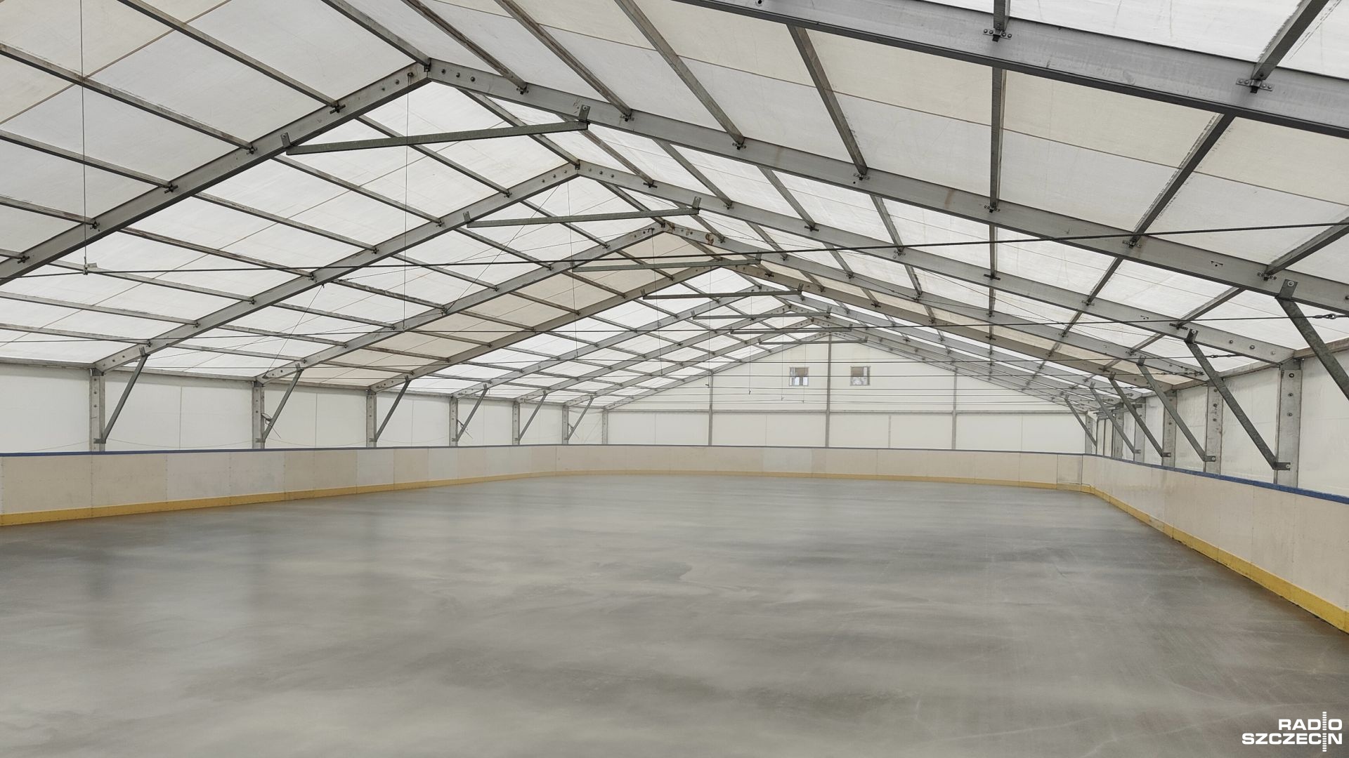 Kołobrzeżanie niedługo nacieszyli się lodowiskiem - atrakcja została otwarta przed weekendem, ale - doszło do awarii. Na razie poślizgać się nie można.