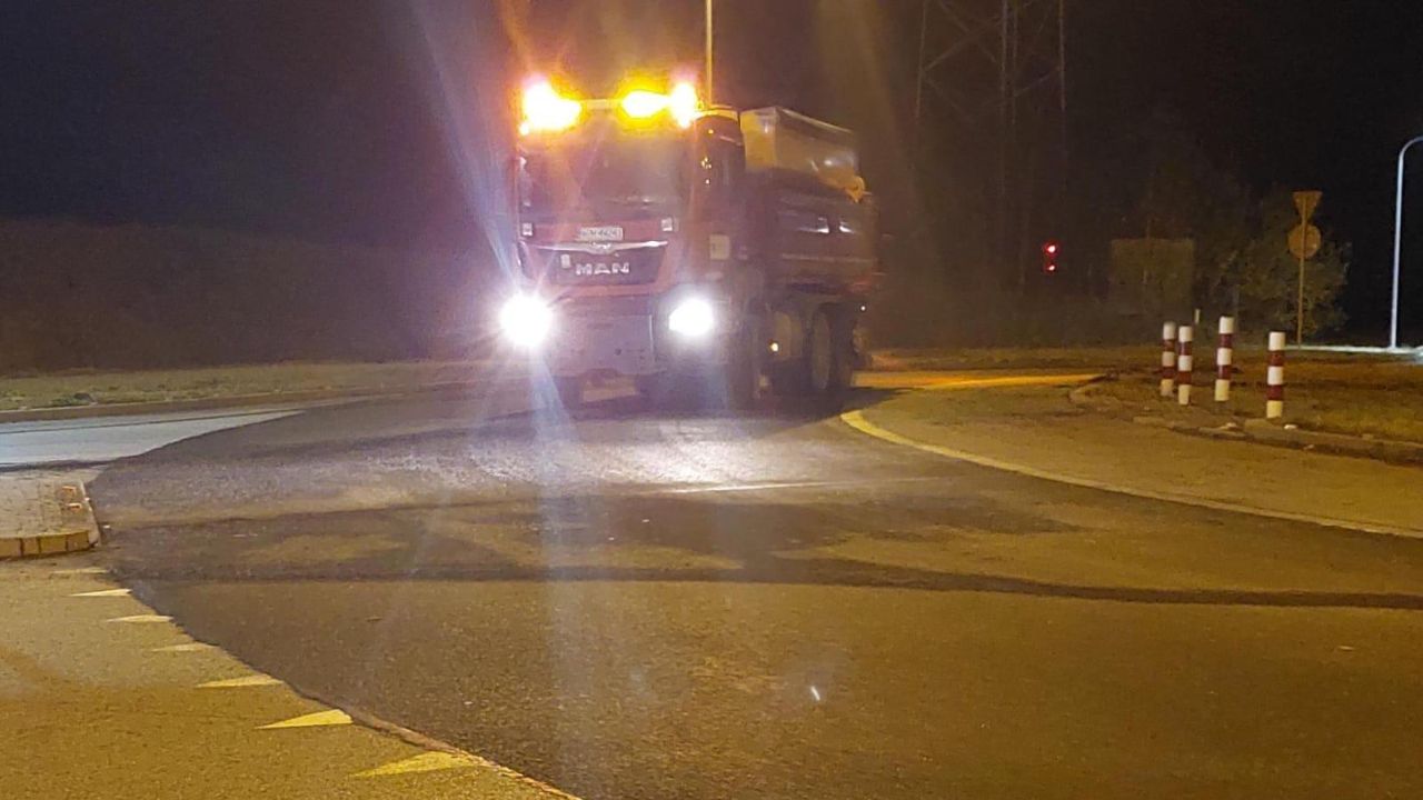 Lekki mróz o poranku - na zachodniopomorskie trasy wyjechał zimowy sprzęt. Obecnie to 69 solarek.