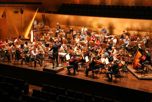 Próba generalna Orkiestry Symfonicznej Filharmonii w Szczecinie pod dyrekcją Przemysława Neumanna przed Koncertem Prezydenckim. Fot. Leszek Konicki Koncert Prezydencki w Złotej Sali Filharmonii [ZDJĘCIA]