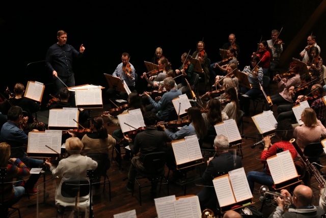 Próba generalna Orkiestry Symfonicznej Filharmonii w Szczecinie pod dyrekcją Przemysława Neumanna przed Koncertem Prezydenckim. Fot. Leszek Konicki Koncert prezydencki w Złotej Sali Filharmonii [ZDJĘCIA]