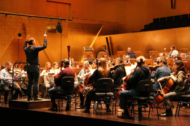 Próba generalna Orkiestry Symfonicznej Filharmonii w Szczecinie pod dyrekcją Przemysława Neumanna przed Koncertem Prezydenckim. Fot. Leszek Konicki Koncert prezydencki w Złotej Sali Filharmonii [ZDJĘCIA]