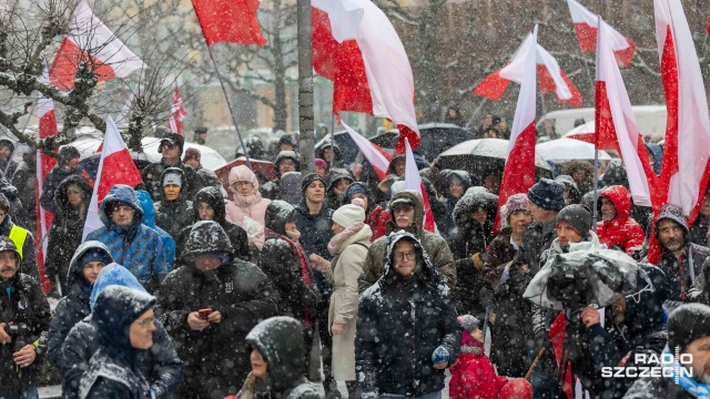 Fot. Robert Stachnik [Radio Szczecin] "Tak dla edukacji, nie dla deprawacji". Protest rodziców i nauczycieli w Szczecinie [ZDJĘCIA]