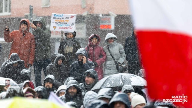 Fot. Robert Stachnik [Radio Szczecin] "Tak dla edukacji, nie dla deprawacji". Protest rodziców i nauczycieli w Szczecinie [ZDJĘCIA]