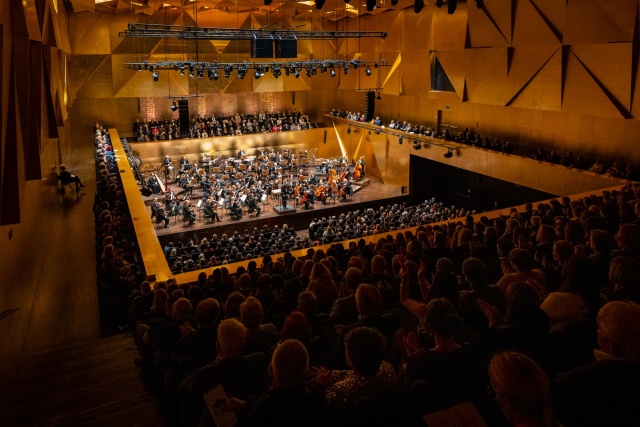 Przemyslaw Neumann – dyrygent i Orkiestra Symfoniczna Filharmonii im. Mieczysława Karłowicza w Szczecinie przyjmują owacyjne brawa publiczności. Fot. Sebastian Wołosz Walce, marsze, polki Straussa i standardy jazzowe na Koncercie Prezydenckim w Filharmonii [ZDJĘCIA]