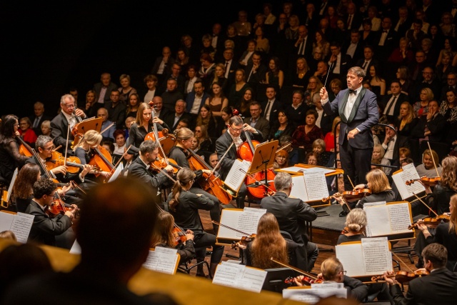 Przemysław Neumann dyryguje Orkiestrą Symfoniczną Filharmonii im. Mieczysława Karłowicza w Szczecinie. Fot. Sebastian Wołosz Walce, marsze, polki Straussa i standardy jazzowe na Koncercie Prezydenckim w Filharmonii [ZDJĘCIA]