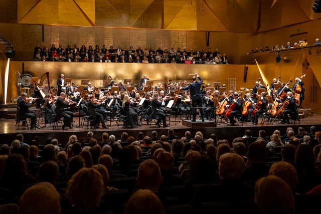 Orkiestra Symfoniczna Filharmonii im. Mieczysława Karłowicza w Szczecinie pod dyrekcją Przemysława Neumanna. Fot. Sebastian Wołosz Walce, marsze, polki Straussa i standardy jazzowe na Koncercie Prezydenckim w Filharmonii [ZDJĘCIA]