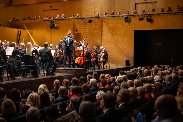 Przemysław Neumann dyryguje śpiewającą publicznością. Fot. Sebastian Wołosz Walce, marsze, polki Straussa i standardy jazzowe na Koncercie Prezydenckim w Filharmonii [ZDJĘCIA]