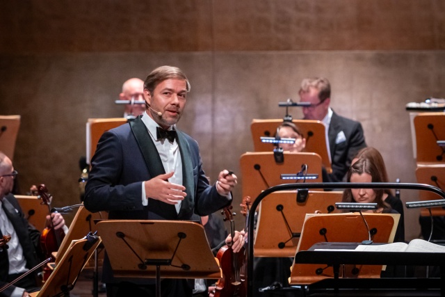 Przemysław Neumann – dyrygent, dyrektor naczelny i artystyczny Filharmonii im. Mieczysława Karłowicza w Szczecinie. Fot. Sebastian Wołosz Pomniki Symfoniki w Złotej Sali Filharmonii