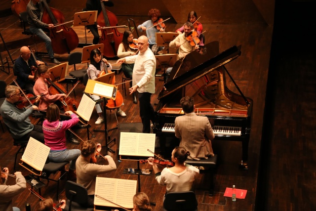 Michał Klauza dyryguje Mateuszem Krzyżowskim (fortepian) i Orkiestrą Filharmonii w Szczecinie podczas próby generalnej. Fot. Leszek Konicki Symfonia radości z Mateuszem Krzyżowskim i Michałem Klauzą w Filharmonii [ZDJĘCIA]