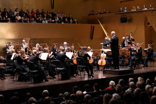 Michał Klauza dyryguje Orkiestrą Filharmonii im. Mieczysława Karłowicza w Szczecinie. Fot. Cezary Aszkiełowicz Owacyjne przyjęcie Mateusza Krzyżowskiego i Michała Klauzy w Filharmonii [ZDJĘCIA]