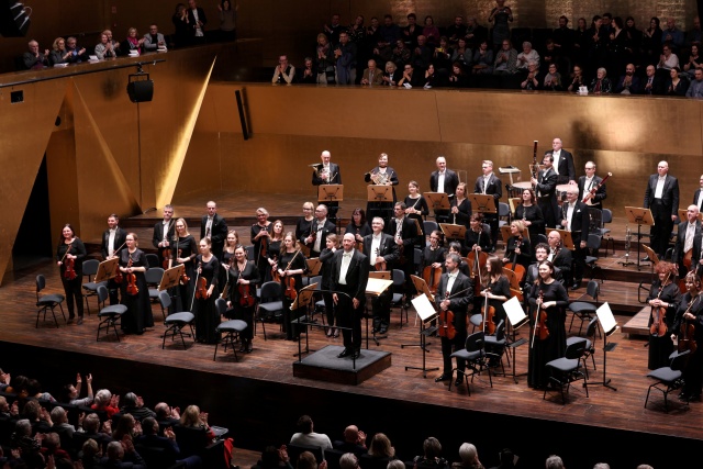 Dyrygent Michał Klauza i Orkiestra Filharmonii im. Mieczysława Karłowicza w Szczecinie przyjmują owacyjne brawa publiczności. Fot. Cezary Aszkiełowicz Owacyjne przyjęcie Mateusza Krzyżowskiego i Michała Klauzy w Filharmonii [ZDJĘCIA]