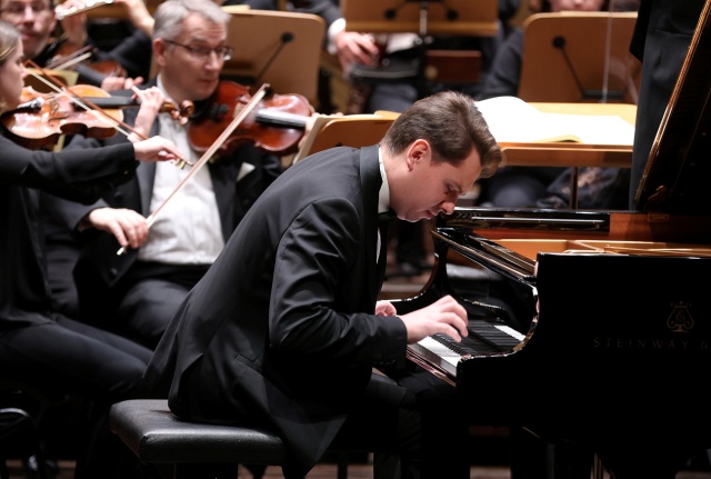 Mateusz Krzyżowski – pianista gra z Orkiestrą Filharmonii im. Mieczysława Karłowicza w Szczecinie pod batutą Michała Klauzy. Fot. Cezary Aszkiełowicz Owacyjne przyjęcie Mateusza Krzyżowskiego i Michała Klauzy w Filharmonii [ZDJĘCIA]