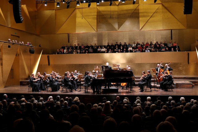 Mateusz Krzyżowski – pianista gra z Orkiestrą Filharmonii im. Mieczysława Karłowicza w Szczecinie pod batutą Michała Klauzy. Fot. Cezary Aszkiełowicz Owacyjne przyjęcie Mateusza Krzyżowskiego i Michała Klauzy w Filharmonii [ZDJĘCIA]