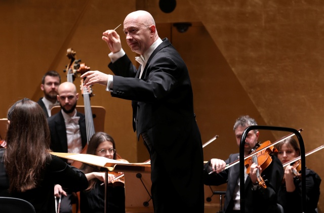 Michał Klauza dyryguje pianistą Mateuszem Krzyżowskim i Orkiestrą Filharmonii im. Mieczysława Karłowicza w Szczecinie. Fot. Cezary Aszkiełowicz Owacyjne przyjęcie Mateusza Krzyżowskiego i Michała Klauzy w Filharmonii [ZDJĘCIA]