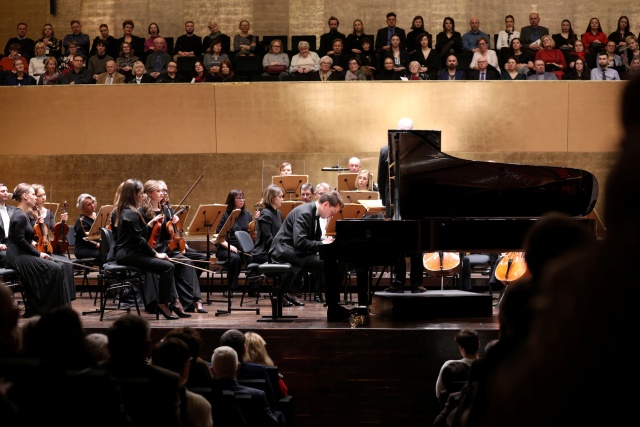 Mateusz Krzyżowski – pianista gra z Orkiestrą Filharmonii im. Mieczysława Karłowicza w Szczecinie pod batutą Michała Klauzy. Fot. Cezary Aszkiełowicz Owacyjne przyjęcie Mateusza Krzyżowskiego i Michała Klauzy w Filharmonii [ZDJĘCIA]