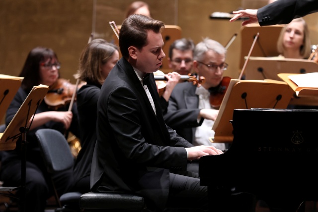 Mateusz Krzyżowski – pianista gra z Orkiestrą Filharmonii im. Mieczysława Karłowicza w Szczecinie pod batutą Michała Klauzy. Fot. Cezary Aszkiełowicz Owacyjne przyjęcie Mateusza Krzyżowskiego i Michała Klauzy w Filharmonii [ZDJĘCIA]